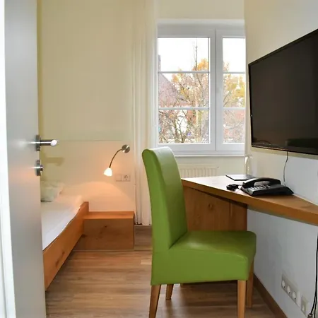 Lindenallee מלון